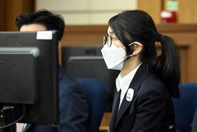 如果不是亲眼刷到新闻，谁敢信？“总统夫人站上被告席，还哭了！”要说这些年韩娱圈狗