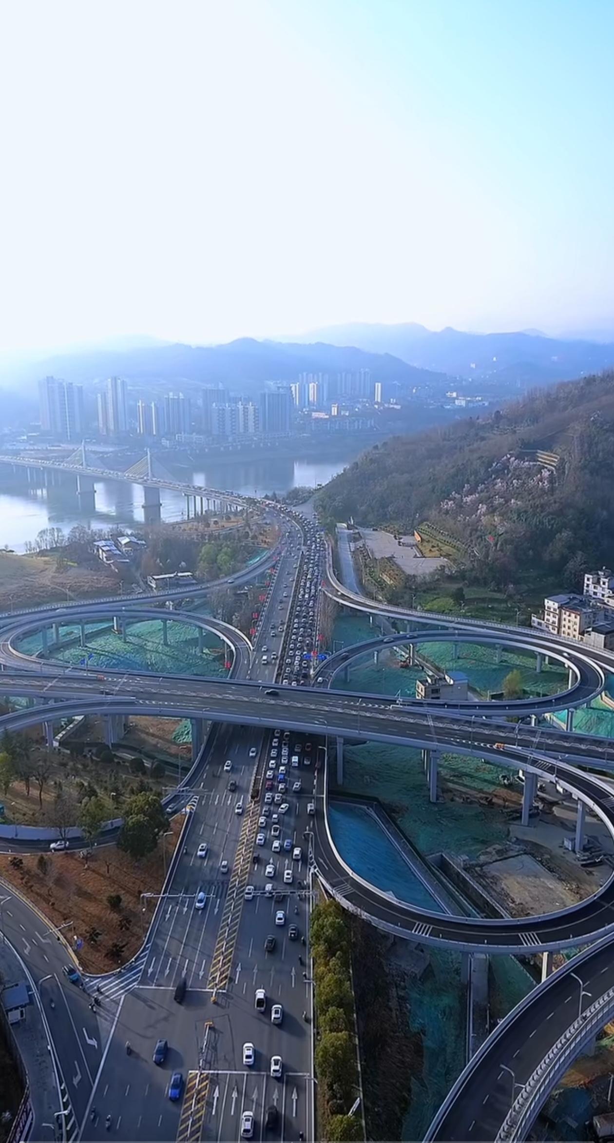 对于安康七里沟立交桥有一个疑问:在黄沟路和安康大道交汇处仍然有一个红绿灯，安康大