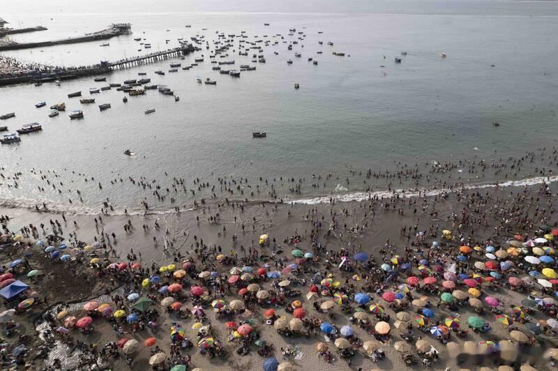 海滩惊现烤乳猪！避暑胜地变“垃圾场”，秘鲁首都热门海滩暂停开放整治海外新鲜事ai