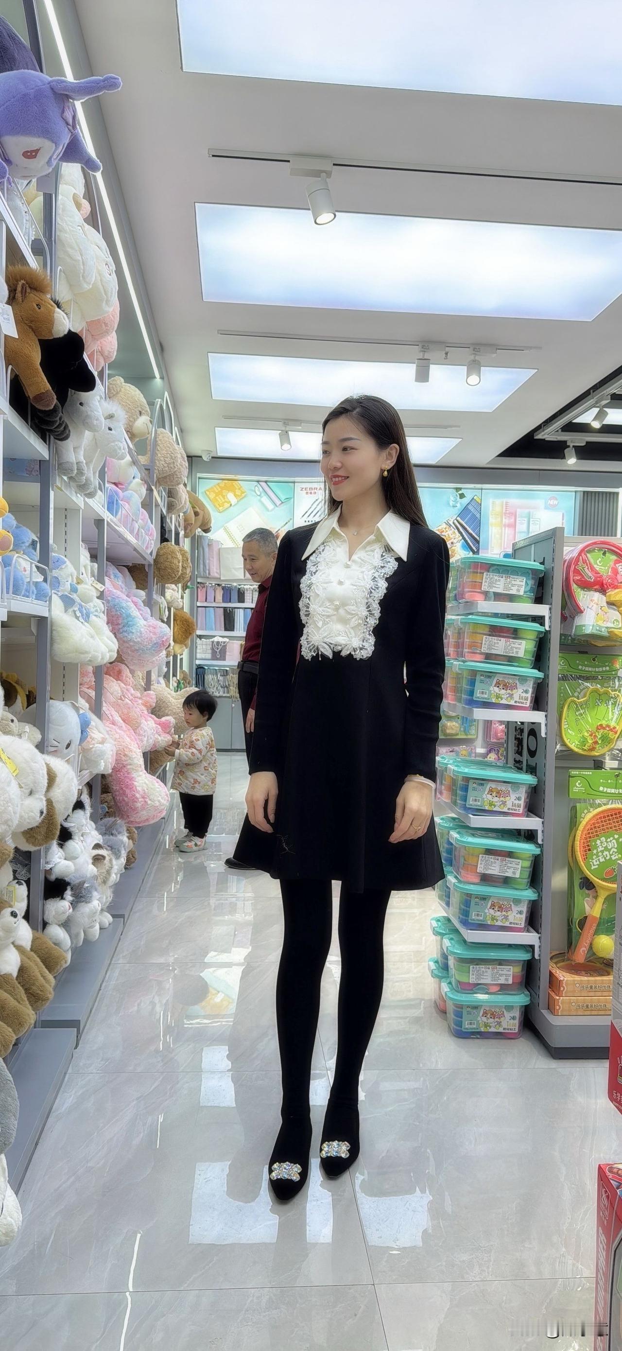 在玩具店挑选可爱毛绒玩具的时光🧸💖