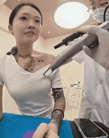 真的是搞不懂了，前些年一窝蜂的纹身，不论是男是女，感觉纹了以后就和别人不一样了，