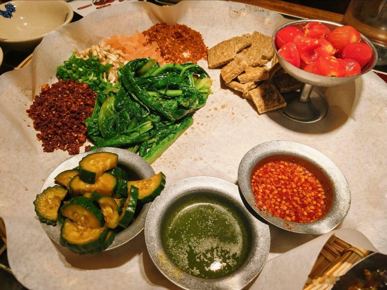 吃遍玉林 考完试，请姐吃鸡。这家烤鸡，味道还行，胜在明厨现烤，每次经过都看见有无