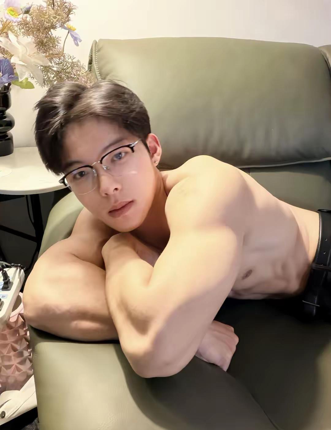 沙发上的位置 留了一半给你 居家肌肉随拍 要做一个猛男