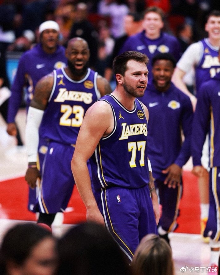 勒布朗和布朗尼的表情一模一样 