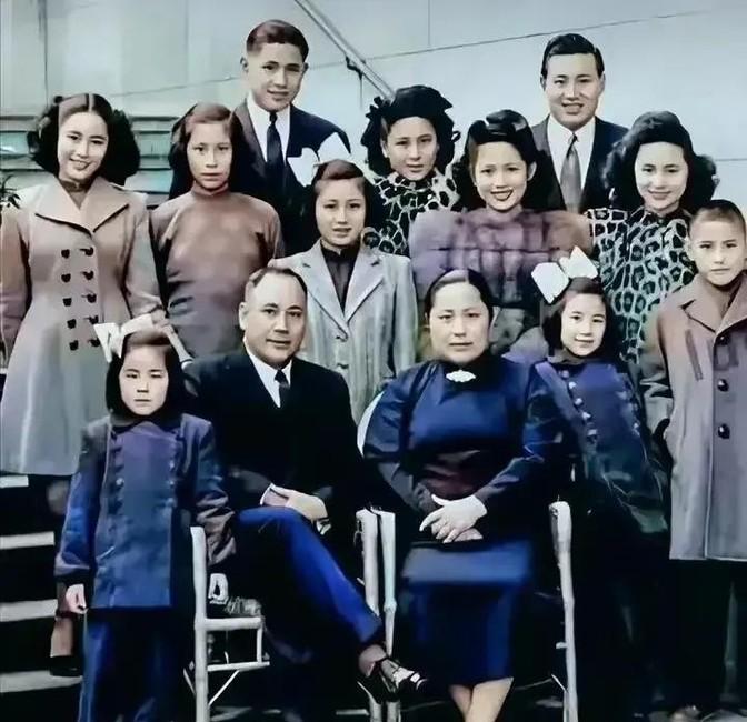 1947年，上海滩最后的贵族，大资本家郭标全家福，子女们衣着讲究，颜值比过明星，