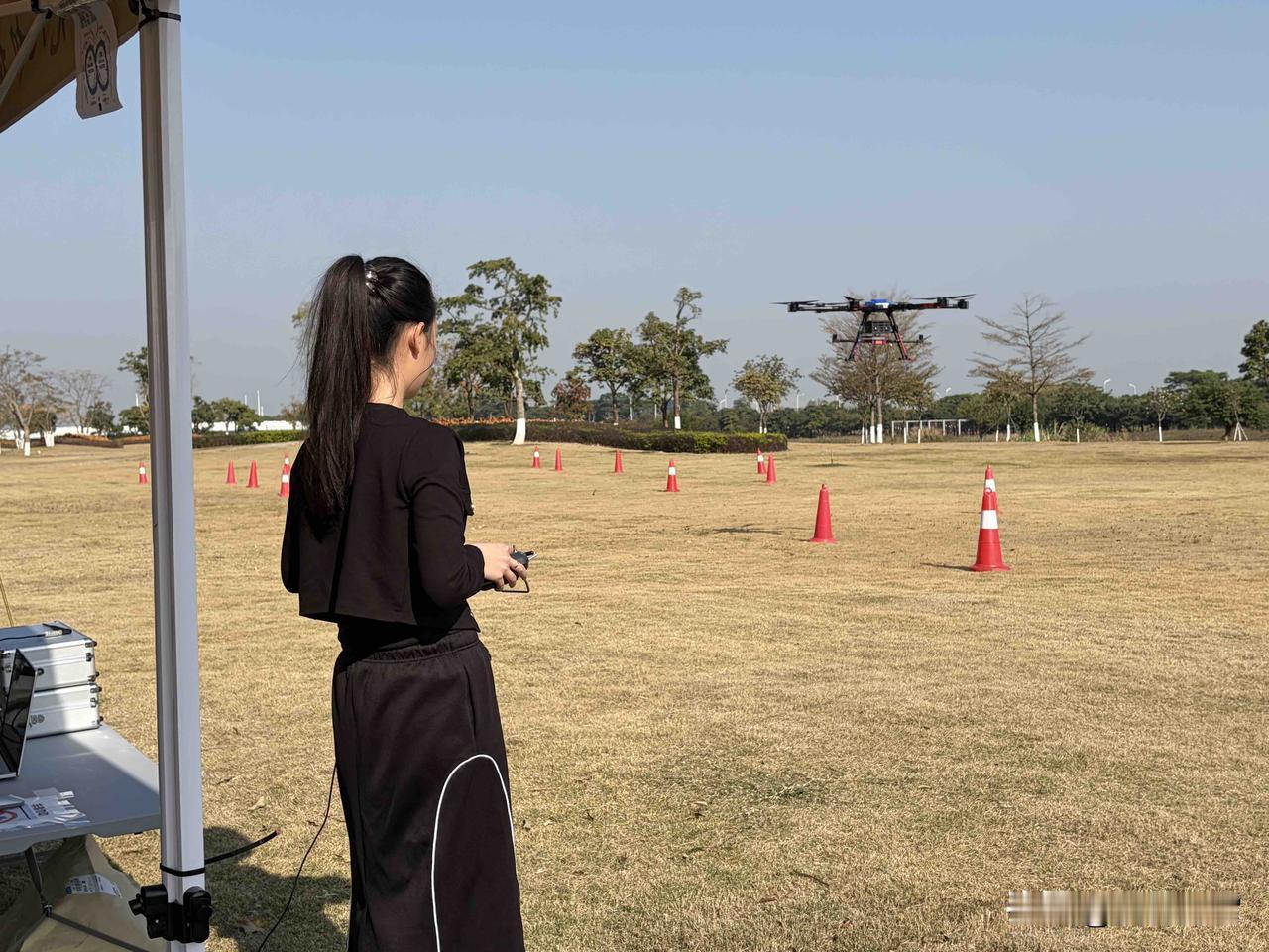 学完小型无人机，现阶段在练习中型无人机，难度加大，很难操控……周末了，儿子例牌要