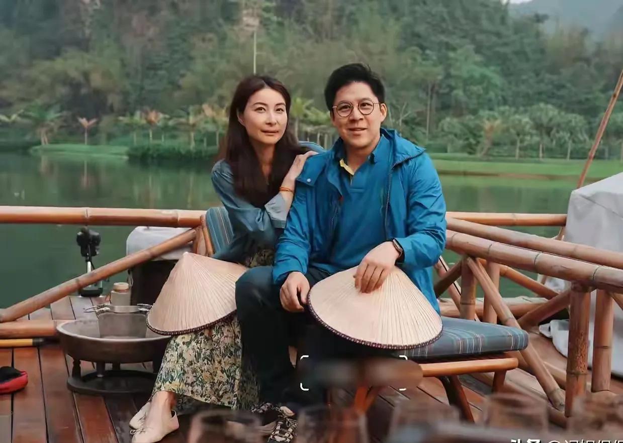 郭晶晶对时尚的把控越来越高端了，随意一穿搭，就美得不像话。
牛仔褂，碎花裙，浅咖