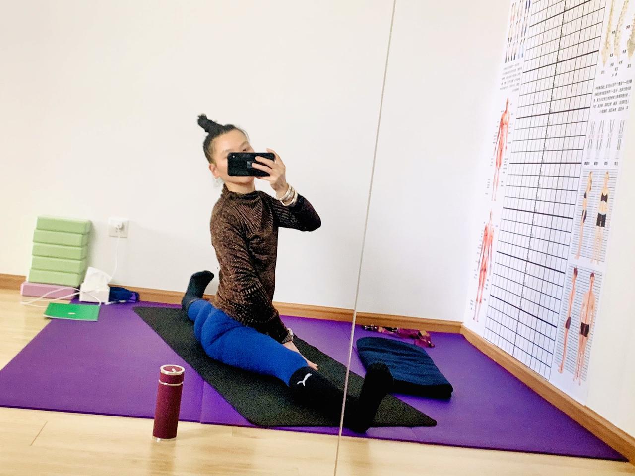如果找个男人·还是花自己的钱？瑜伽小姐姐练瑜伽美丽动人 欢迎光临我的生活时尚与美