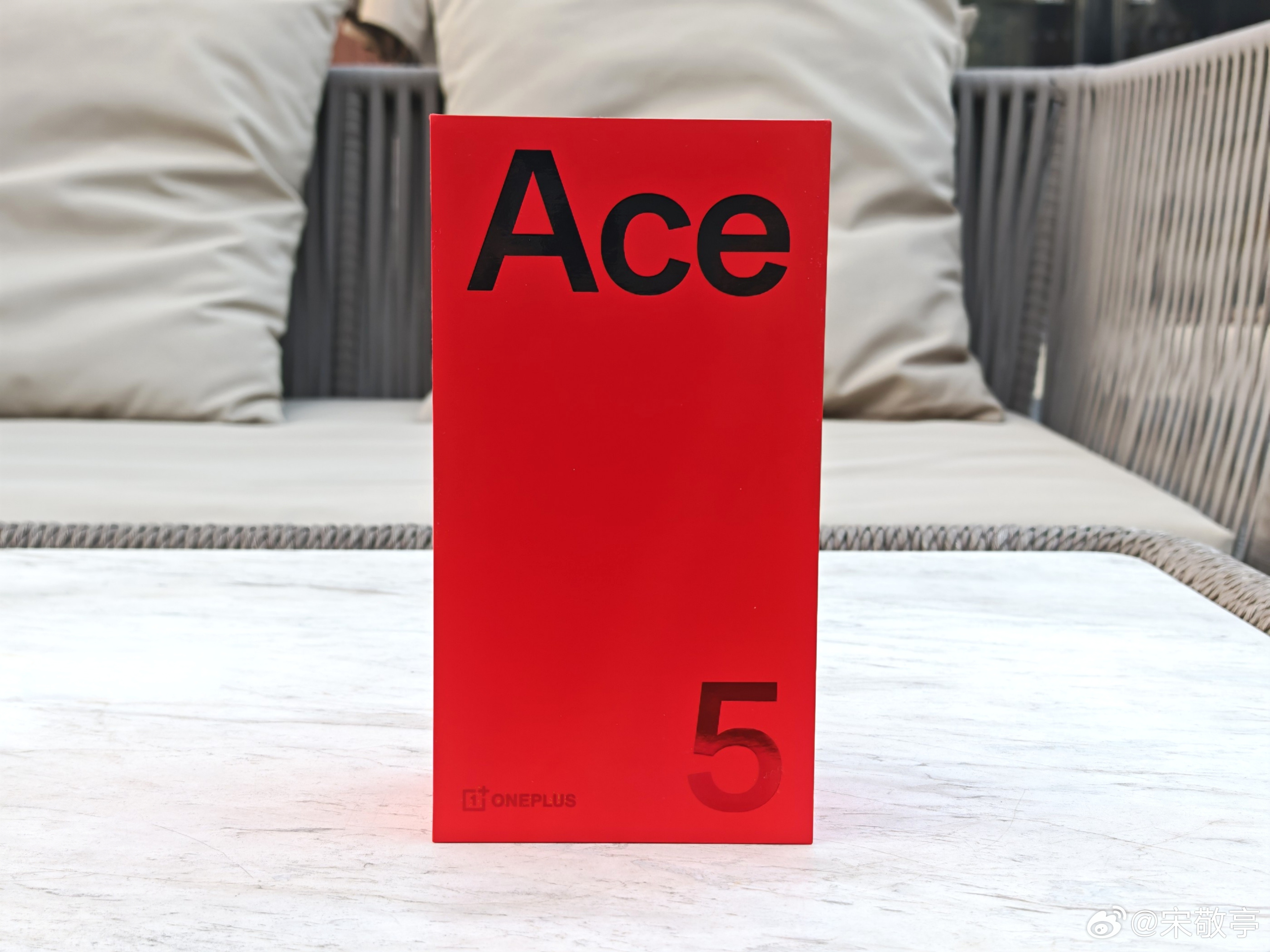 上手 一加Ace5 全速黑，金属中框、背部采用丝绸玻璃工艺，触感细腻不沾指纹；其