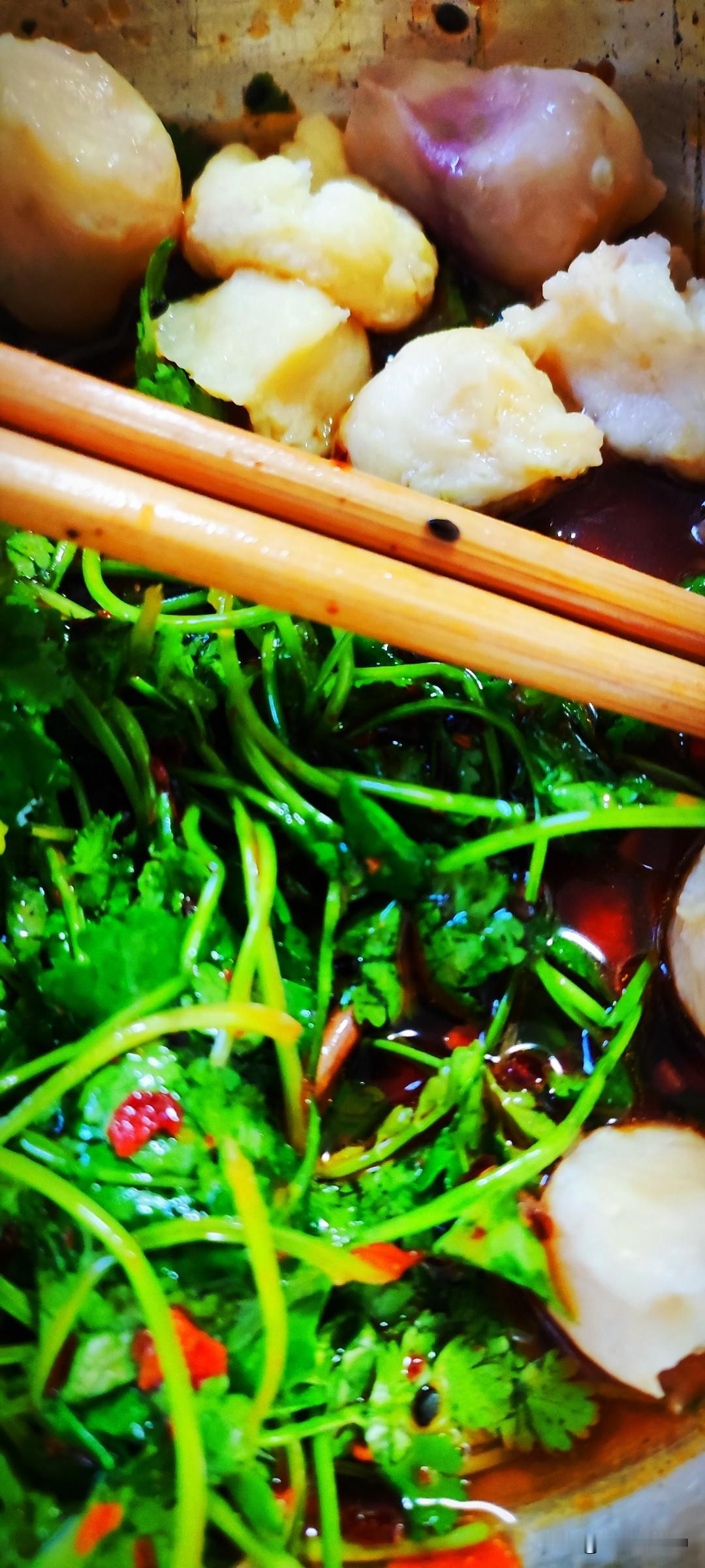 晒图笔记大赛老妈拔了后院小菜园的香菜，老爸挑干净，我就拌了一碗。老妈尝一口，酸的