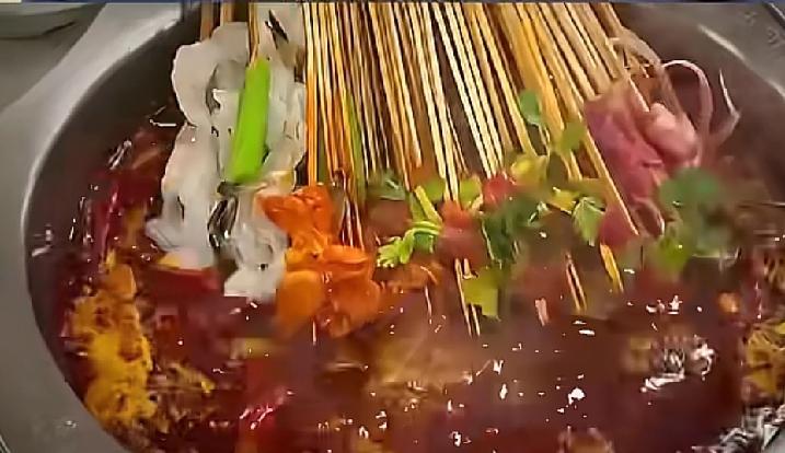 一位女子在成都春熙路吃饭的时候，看到一旁的老板竟然把隔壁桌吃剩的锅底直接倒回到了