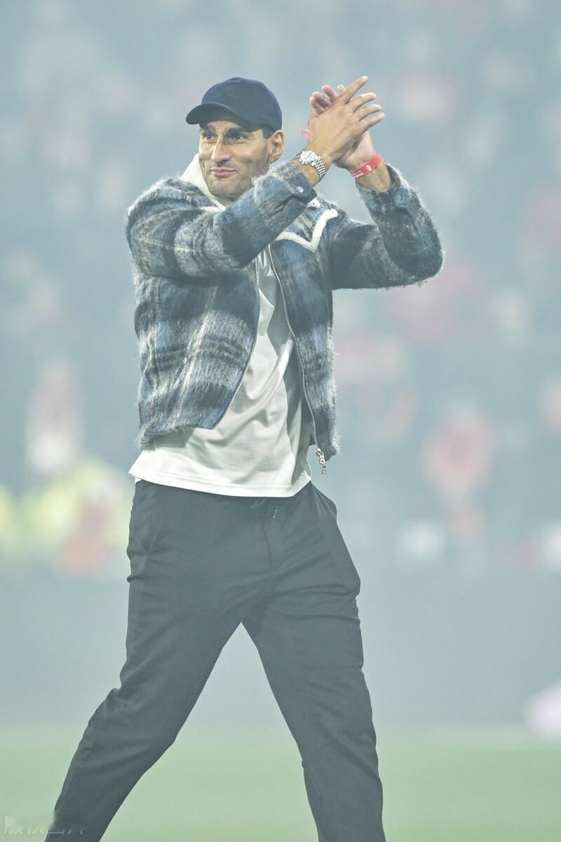 您看不踢球的费莱尼胖了没有？[捂脸]山东球迷甚是想念！在标准烈日的主场深受欢迎，