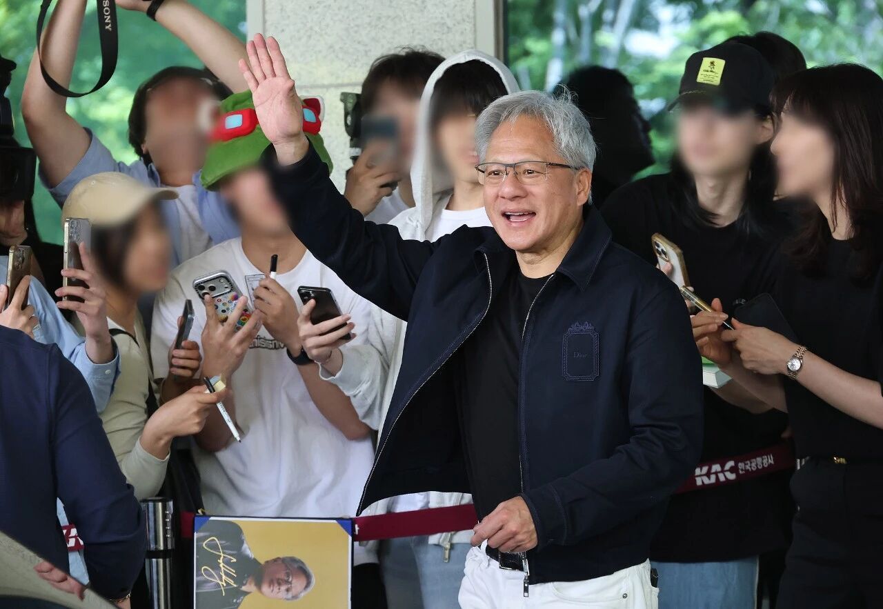【黄仁勋到韩国第一时间见Faker黄仁勋抵达韩国大批粉丝接机】最新消息显示，黄仁