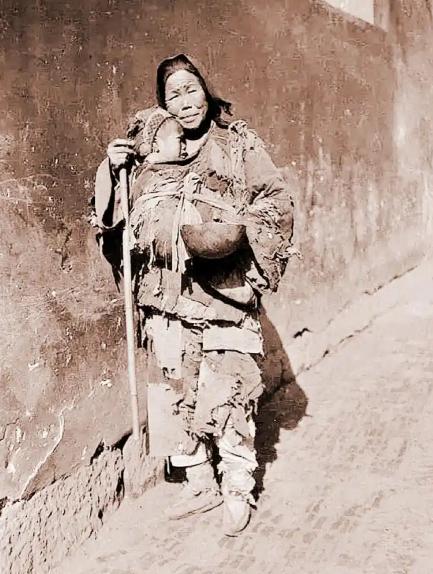 1949年，一位衣衫褴褛的女乞丐在湖南解放军驻地门口徘徊，身边跟着一个同样衣衫褴