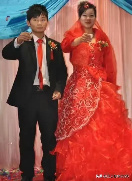 张雪结婚时候的照片。那时候确实呆呆的一个愣头小青年。虽然照片不是很清晰，但是也能