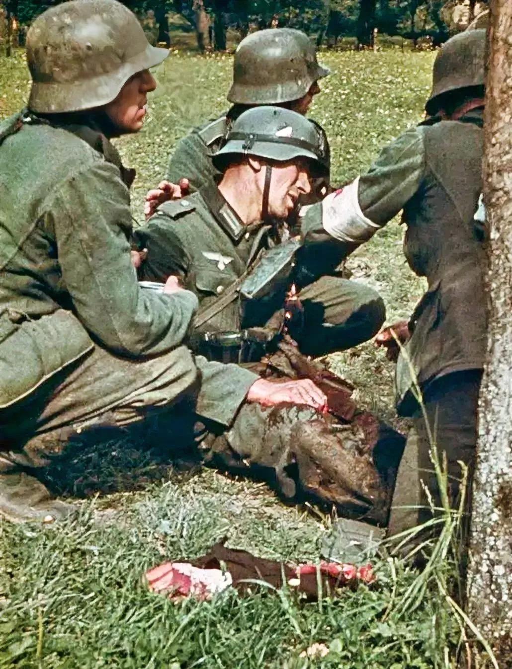 1942年，一名受伤的纳粹士兵，坐在地上痛苦哀嚎，就在几分钟前，他的手臂被苏军的
