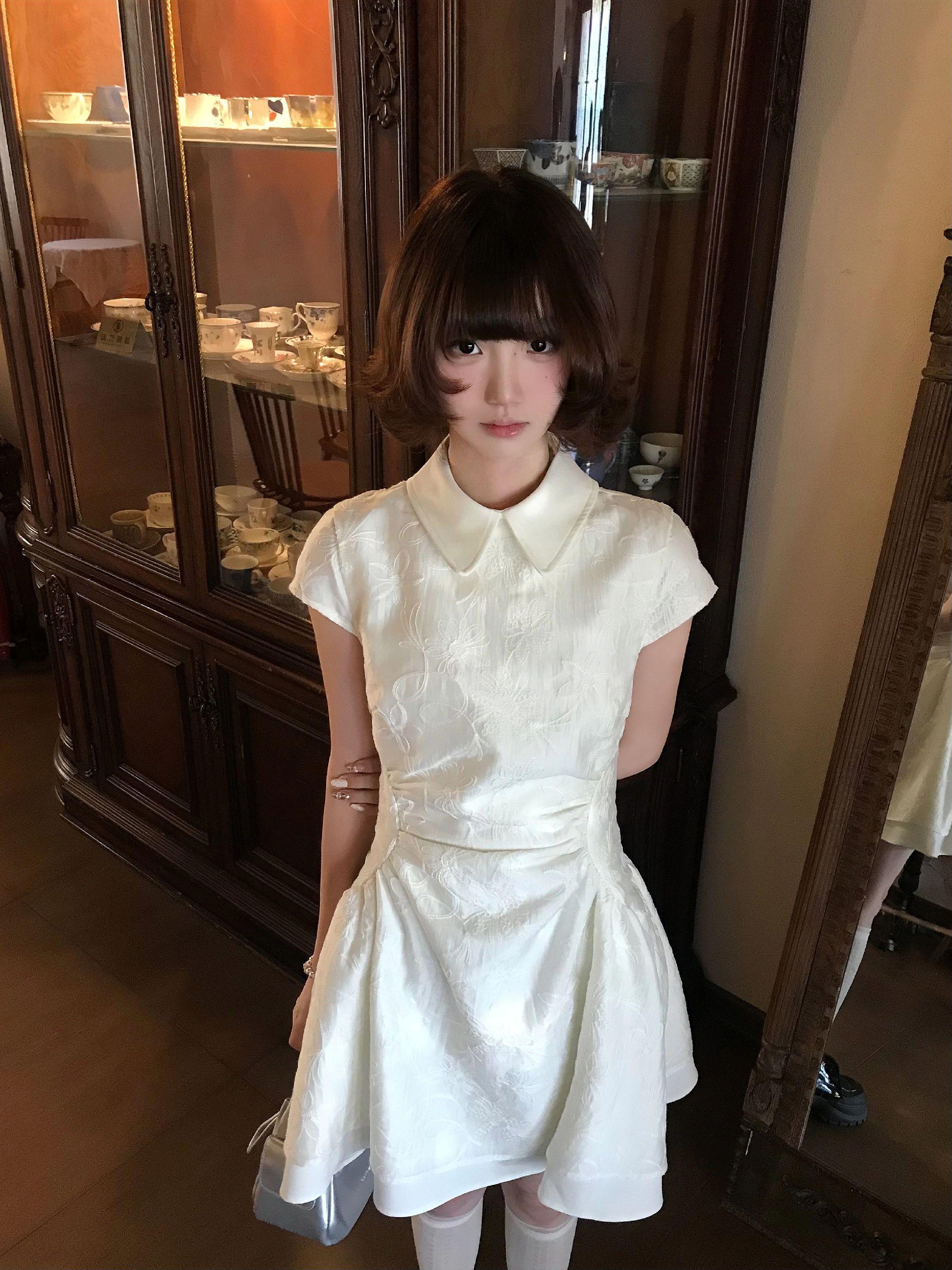镜中的自己偶尔红妆。