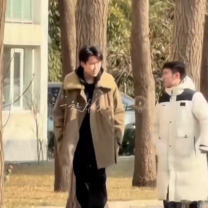 王楚钦牛冠凯结束聚会边走边聊友情99，看着氛围真的很好