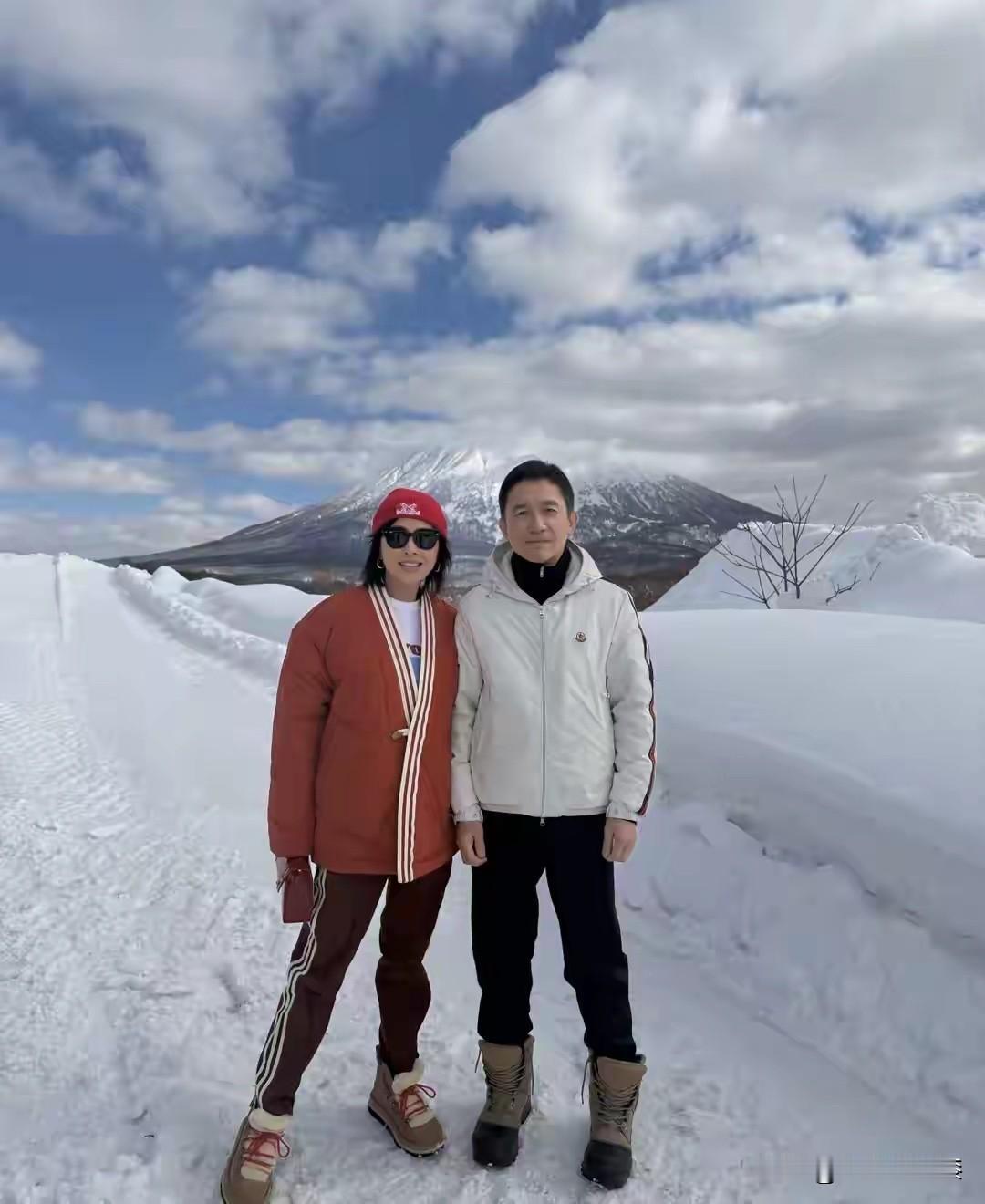 这样的日子你羡慕吗？
梁朝伟刘嘉玲夫妇过年期间在日本看雪景，无儿无女，无忧无虑，