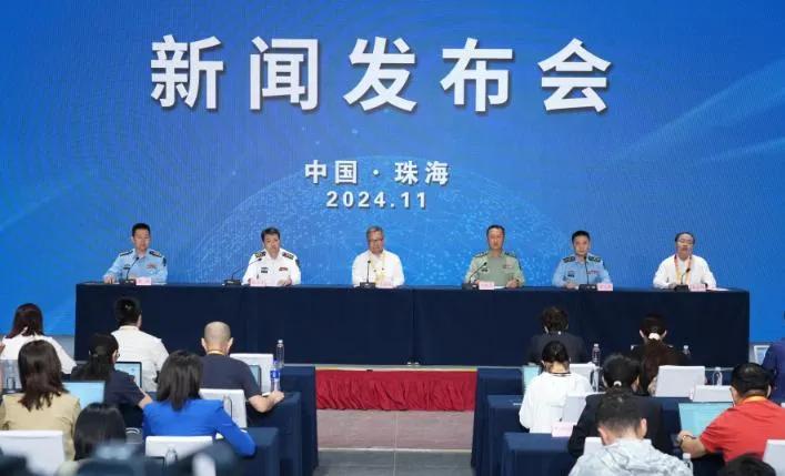 祝福伟大的祖国。歼-35A用于陆基作战，而歼-35用于航母上的作战。