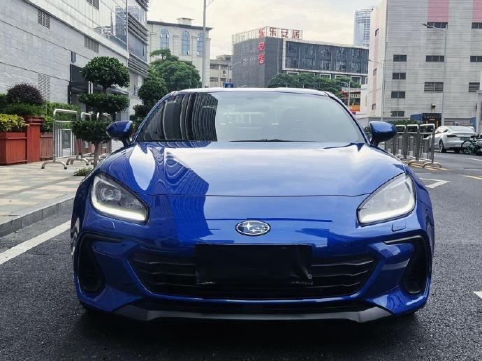 🚘斯巴鲁BRZ 外观：斯巴鲁BRZ 2.4手动版车身低矮，前部设计锐利，搭配L
