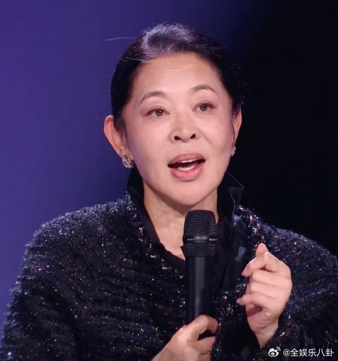 倪萍向网友道歉倪萍回应上热搜 倪萍今天回应上热搜，向网友道歉，连说三遍我错了，真