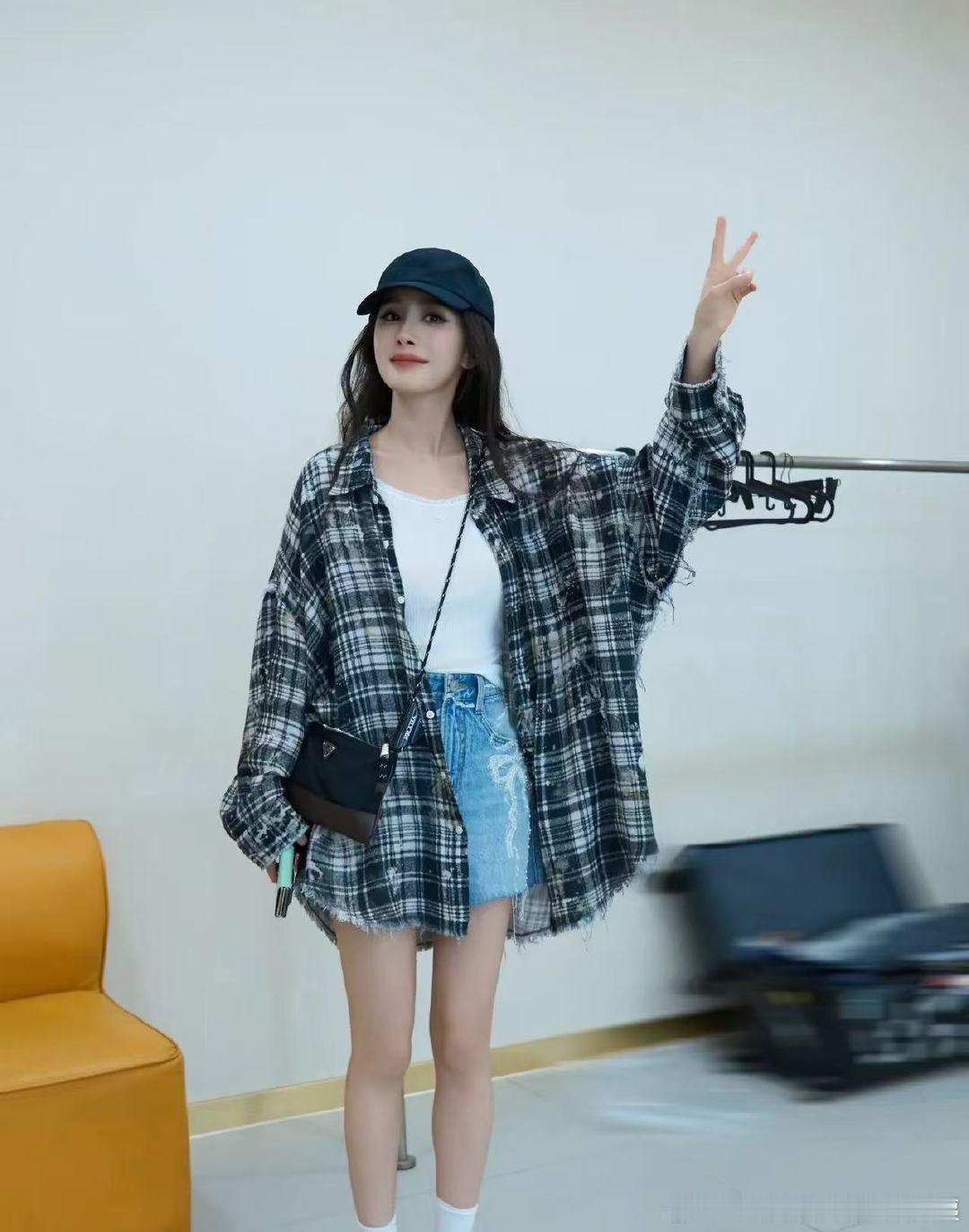 杨幂和助理找自己的小卡杨幂和助理找自己的小卡！杨幂以为自己不火了