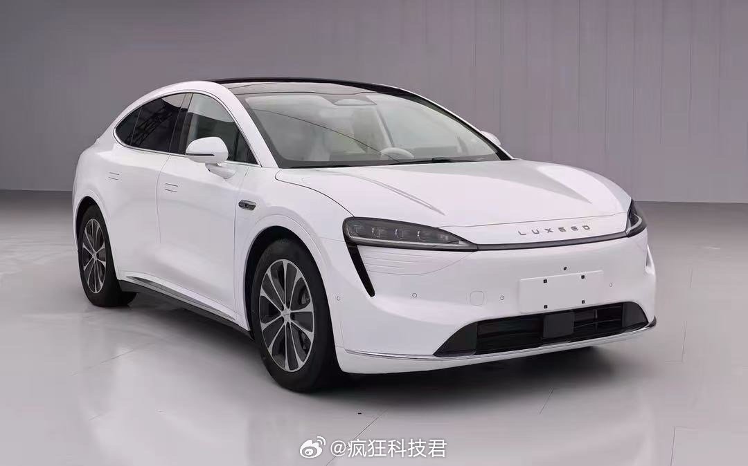 在工信部公布鸿蒙智行智界R7汽车新版本现身，新车外观与现款差异不大、顶部无激光雷