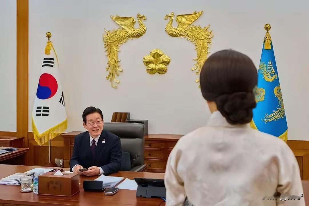 李在明和夫人的这张照片抓拍的真是太好了！
这张照片是李在明夫妇俩参加2026年新