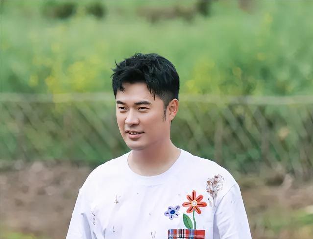 谢娜昨天把手机摔在化妆台上，手都在抖。
偷拍者第四次把女儿正面照高价卖给营销号，