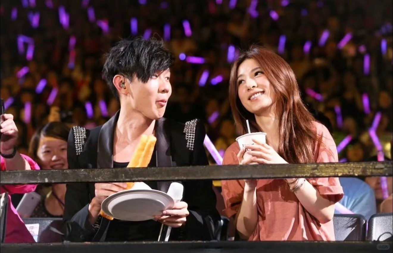 女友曾多次现身林俊杰演唱会首排12月29日，林俊杰晒出和女友一起陪妈妈庆生的温馨