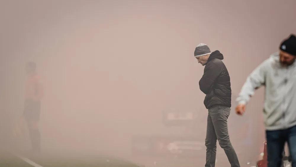 这张图有点意思，圣保利主帅布莱辛似乎迷失在前方的迷雾。圣保利本轮0比1输给柏林联