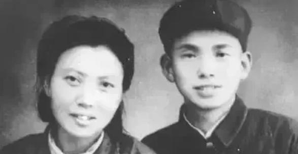 1941年，“双枪老太婆”莫林被敌人抓捕，眼看就要被活埋。敌人问她：“你认识莫林