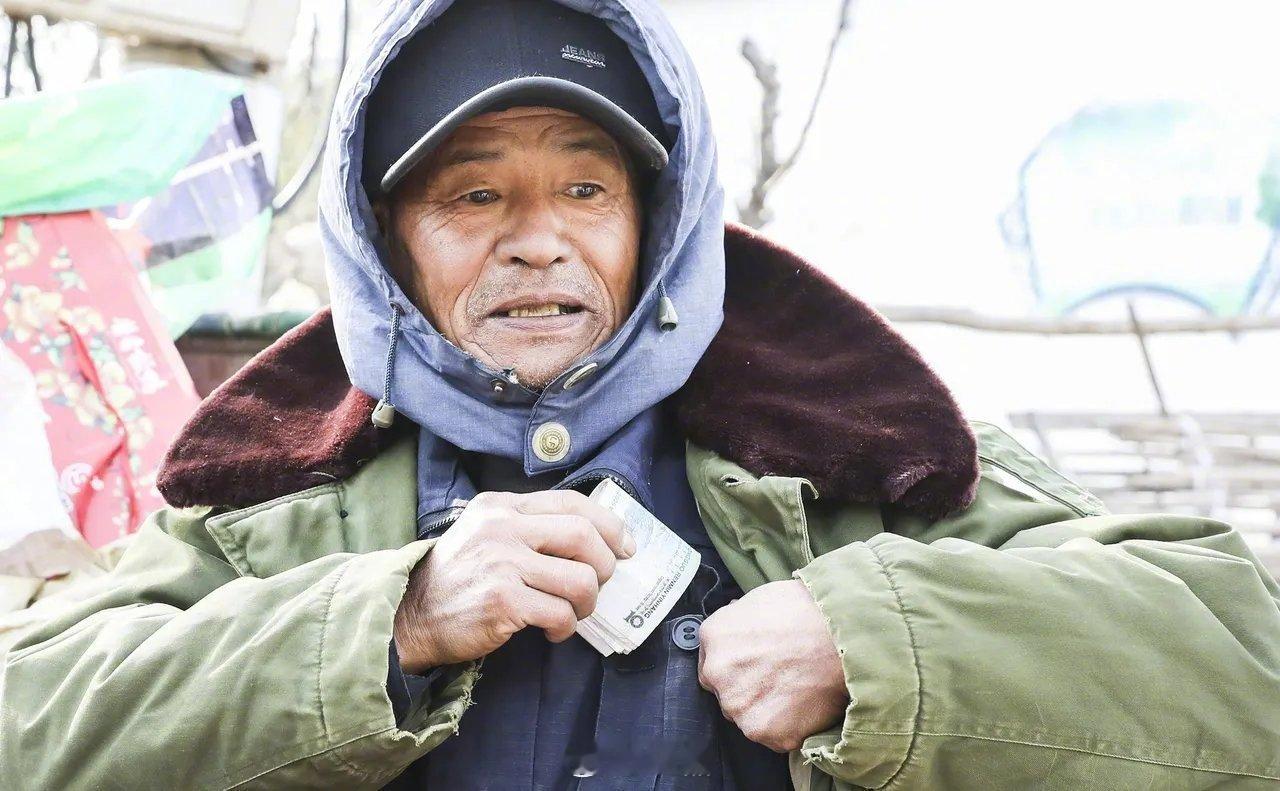 我买了八旬老人100斤萝卜，花了50块钱，回家后，我老婆整理萝卜时，发现里面有一
