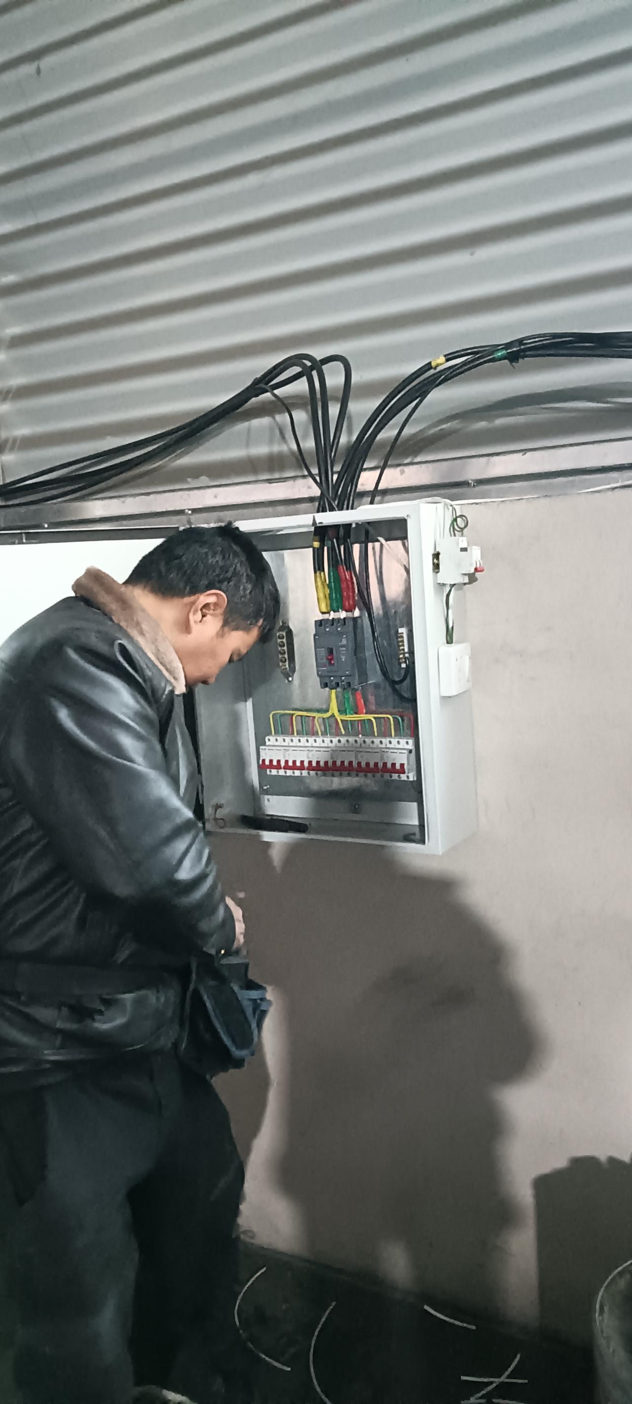 农村电工凭啥“拿红包、收鸡蛋”？这算不算灰色收入？
 
今晚在村里冷库接电现场，