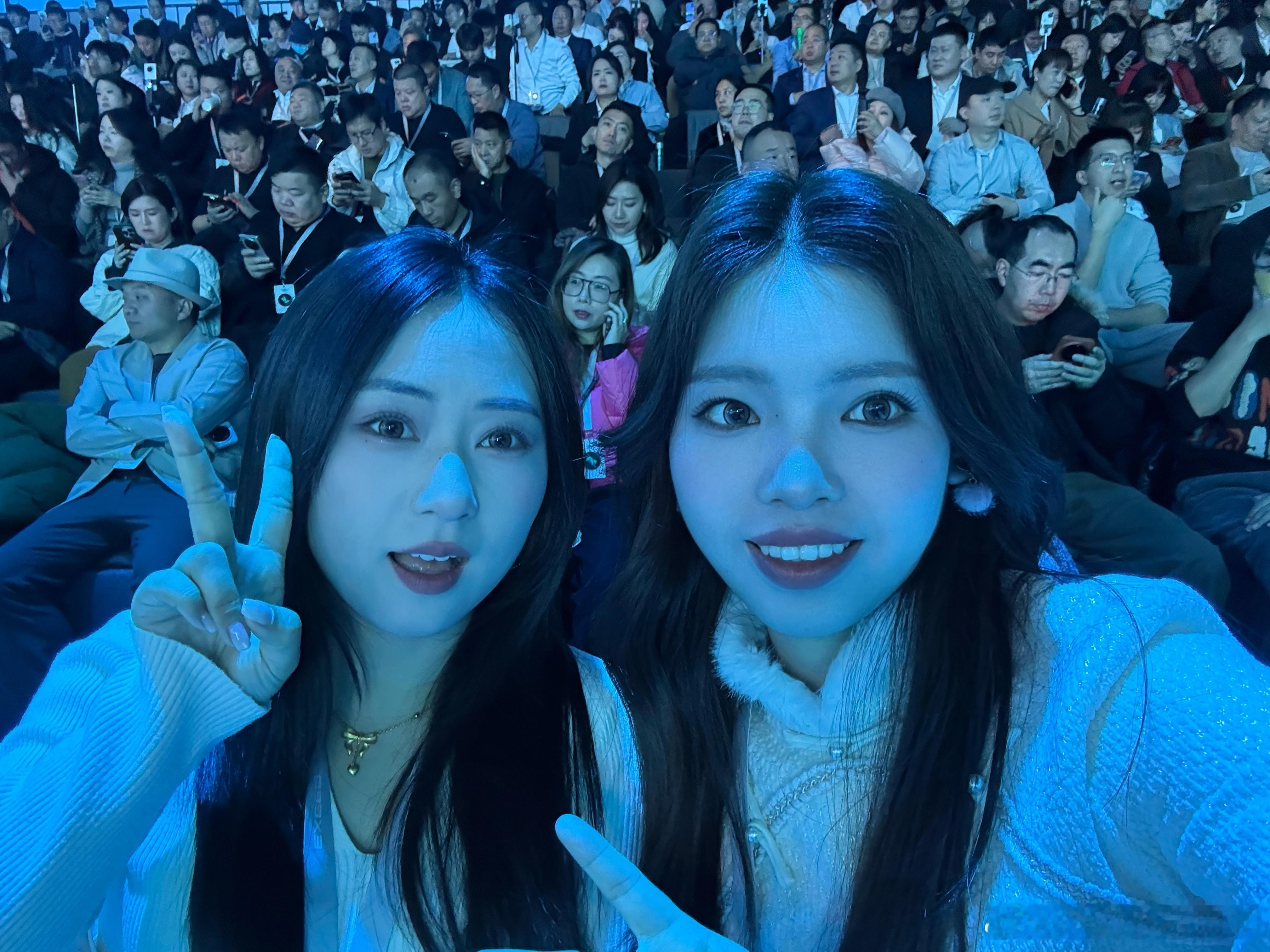 来2025星途品牌之夜，见证星途品牌内核的深度进化啦！现场有四辆被盖住的车，不知