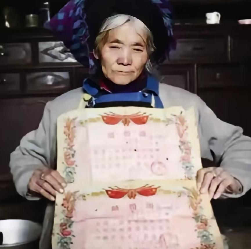 1979年，一位战士壮烈牺牲，妻子拒绝改嫁。没想到，28年后，妻子借了2000元