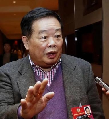 如今再听曹德旺的这段话真是令人深思！他说：“经常往来美国，发现美国的明星不带货，