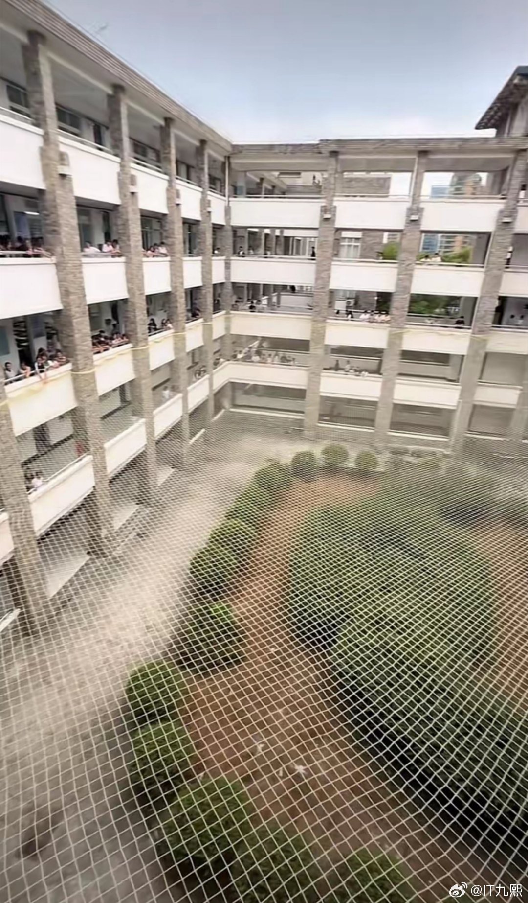 感觉会有学生把这个当蹦床“玩”[允悲] ​​​