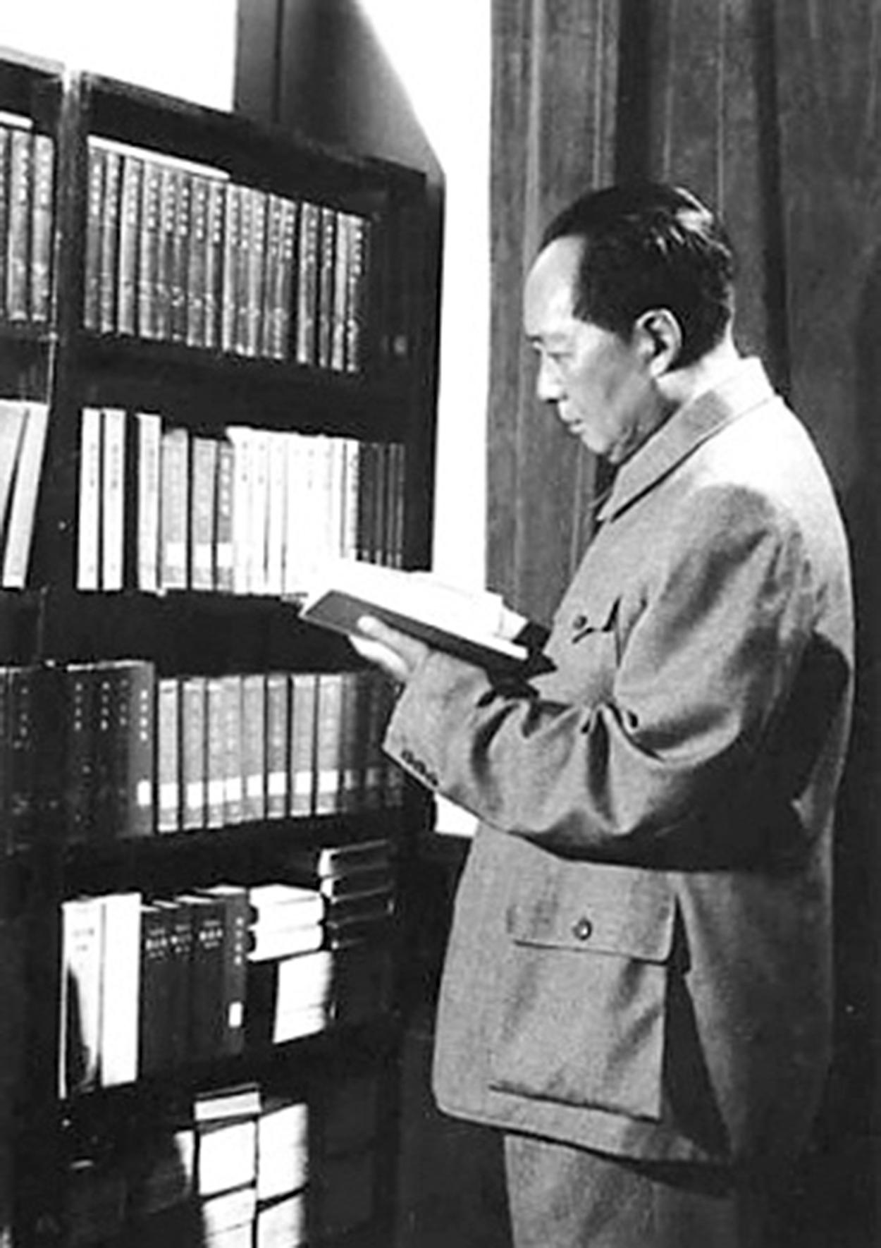 1974年12月17日晚，毛泽东在长沙会见扎伊尔总统蒙博托，谈到国际风云时说：“