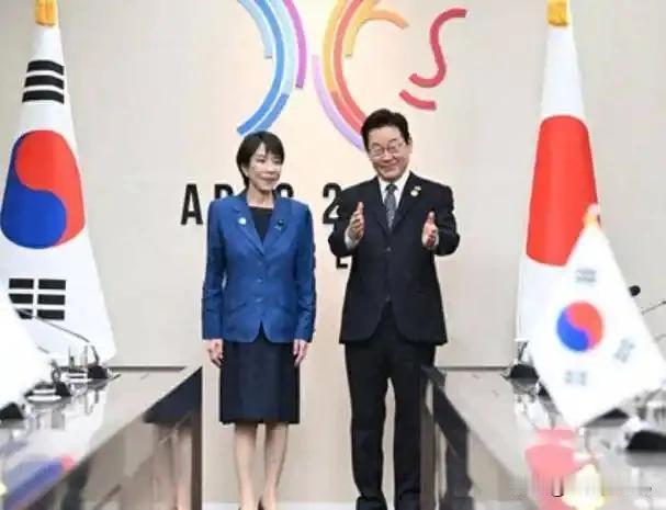 日韩庆州握手藏玄机，60年恩怨能否迎来新转机？
 
2025年11月，日本首相高