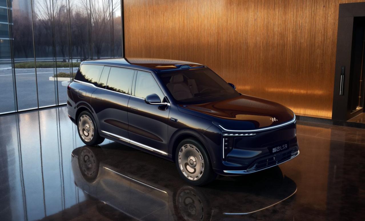 近日，智己LS9开启预售，新车共推出2款配置，预售价分别为34.69万和37.6