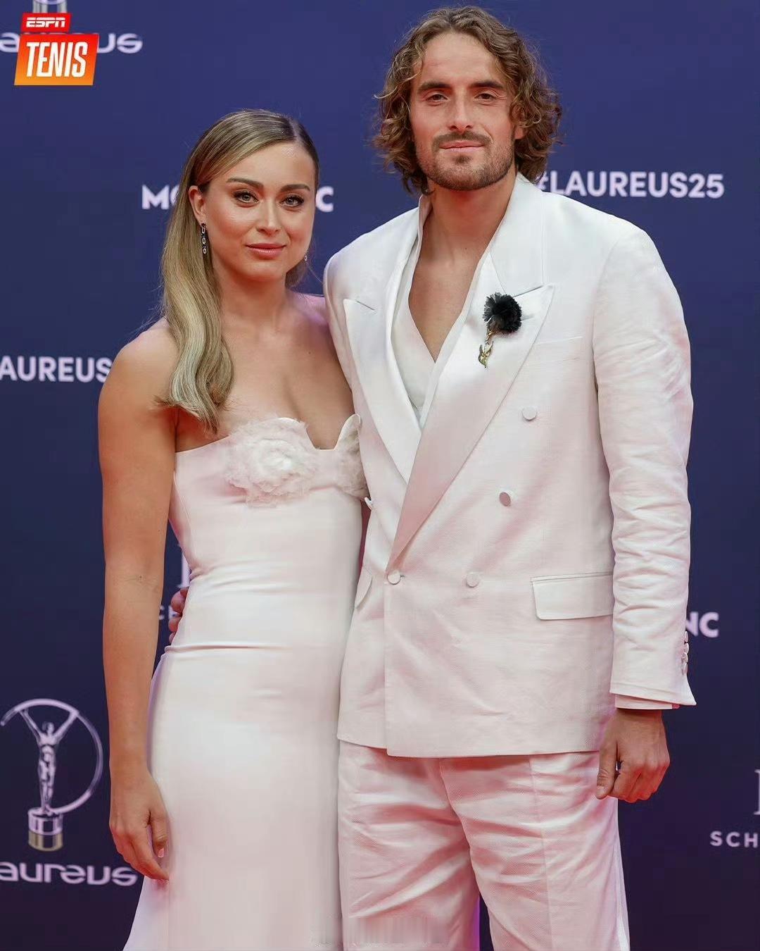 这对网坛璧人去年此时还在劳伦斯红毯大秀恩爱，计划举办婚礼。
分手后两人走上同样的