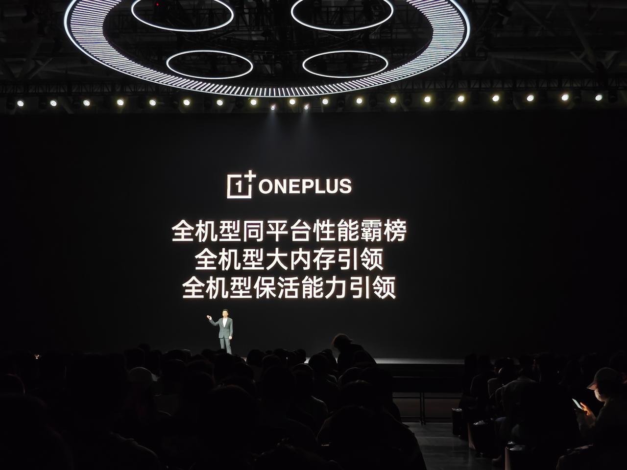 阿通：我咋黑白了？