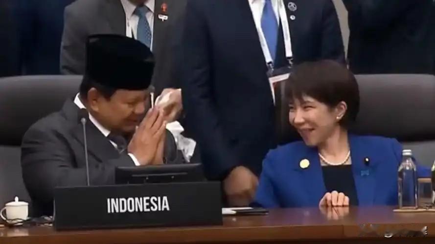 这才是作为首相该有的样子，犹如邻家大嫂，广交益友。