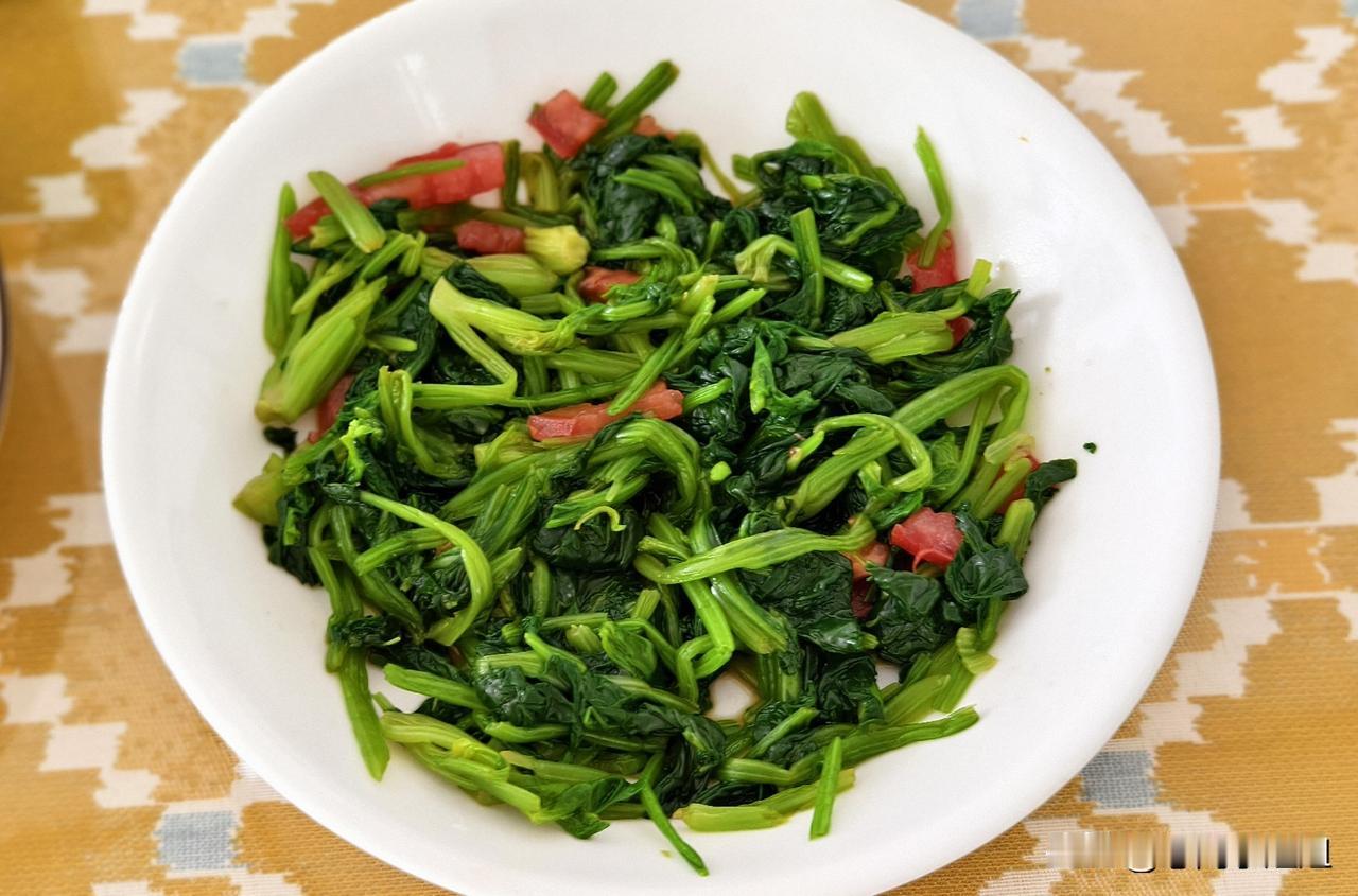 今天早餐主菜拌菠菜，为了调色放了点西红柿。
主食盘子里依然丰富。自己做的面包，煎