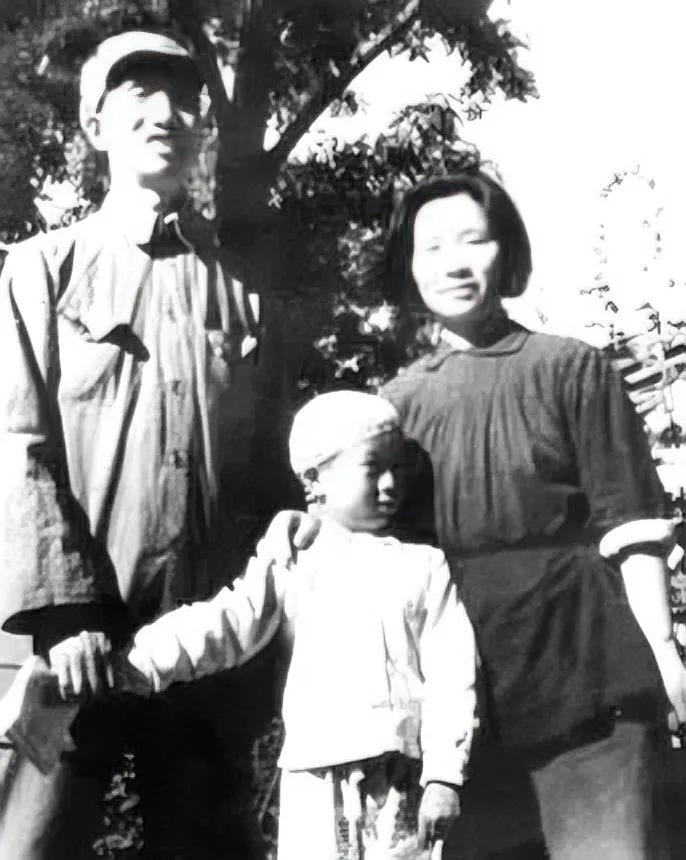 1949年，徐向前元帅和妻子黄杰在石家庄留下了这张合影。
1946年,徐向前和黄