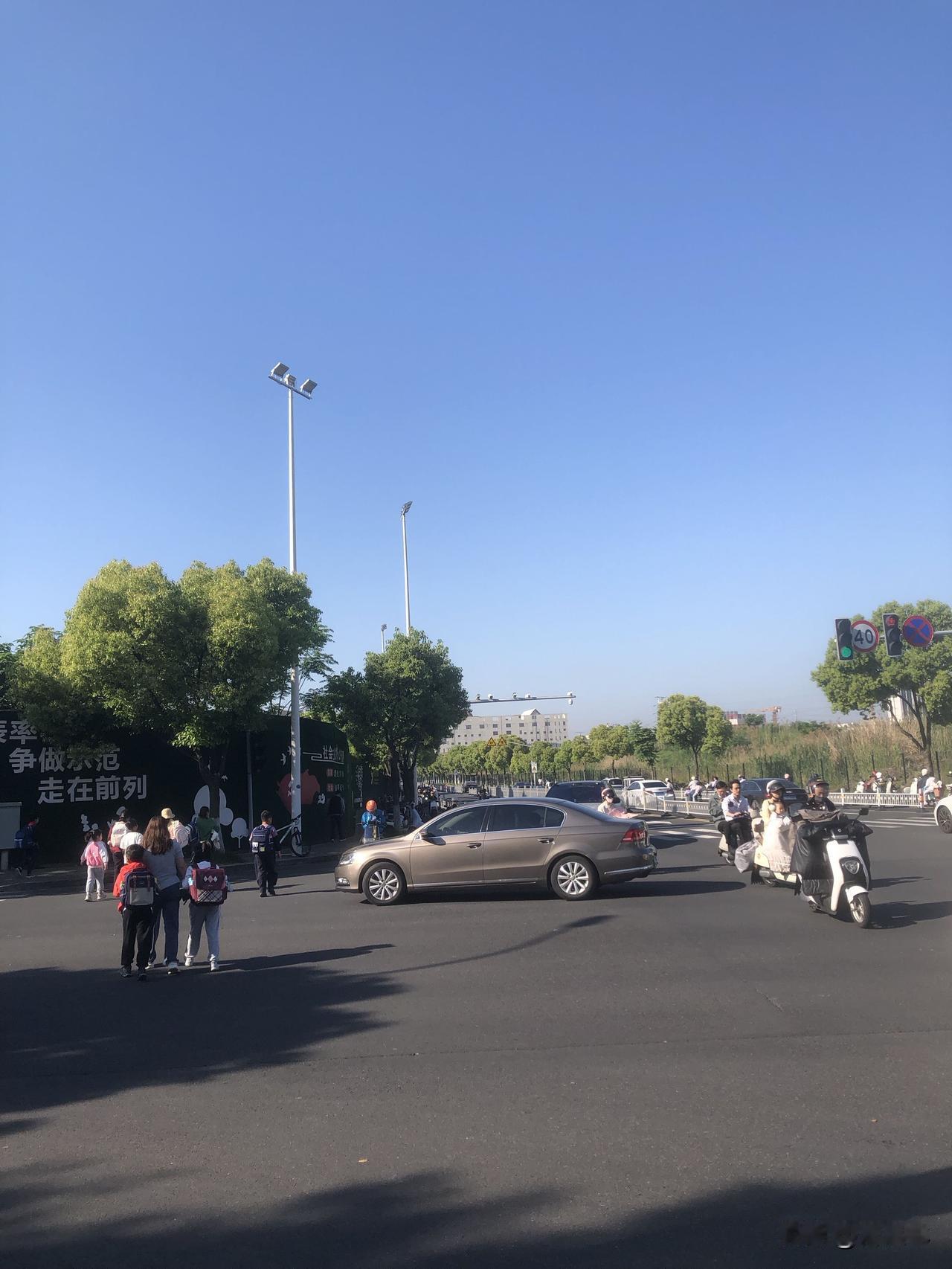我不会一味死存钱，也不盲目只顾享受当下。存钱是给自己留后路、添底气，享受当下是不