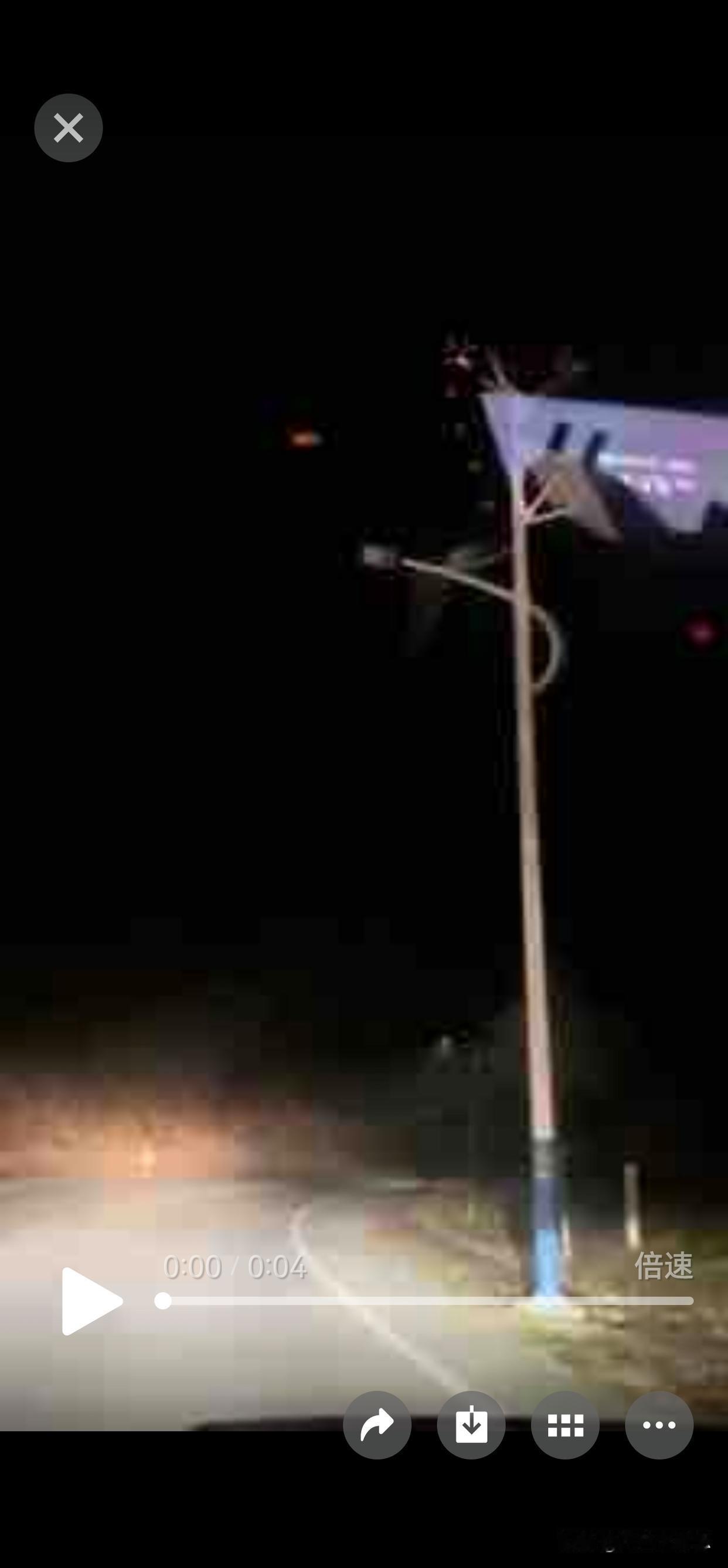 最近郴州桂东的路灯这事，在网上闹得沸沸扬扬。
一位村民回家发现，国道上大批路灯不