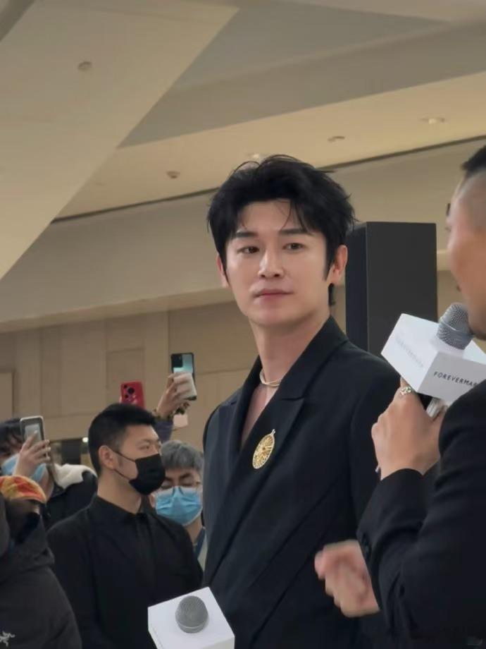 杨旭文开工大漏  谁被杨旭文的开工造型惊艳到了！黑色深V西装真空出镜，线条优越氛